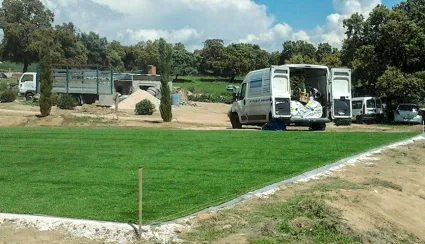 C&oacute;mo colocar c&eacute;sped artificial sobre terreno natural en 8 pasos