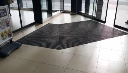 Les clés pour demander la fabrication de tapis métalliques enroulables