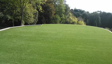 Descubre 6 ventajas de instalar c&eacute;sped artificial sobre tierra