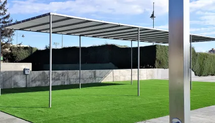 Instalación de césped artificial en Madrid: piscinas del polideportivo de Moratalaz