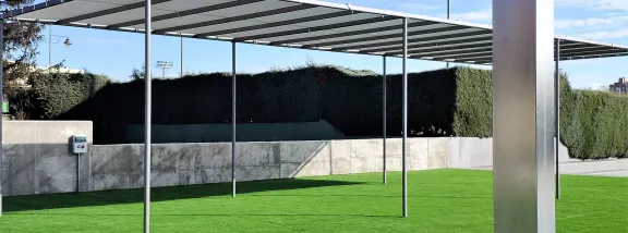 Installation de gazon artificiel  Madrid : piscines du centre sportif de Moratalaz