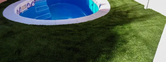Pourquoi installer un gazon artificiel pour les piscines dans votre jardin ? : Toutes les cls