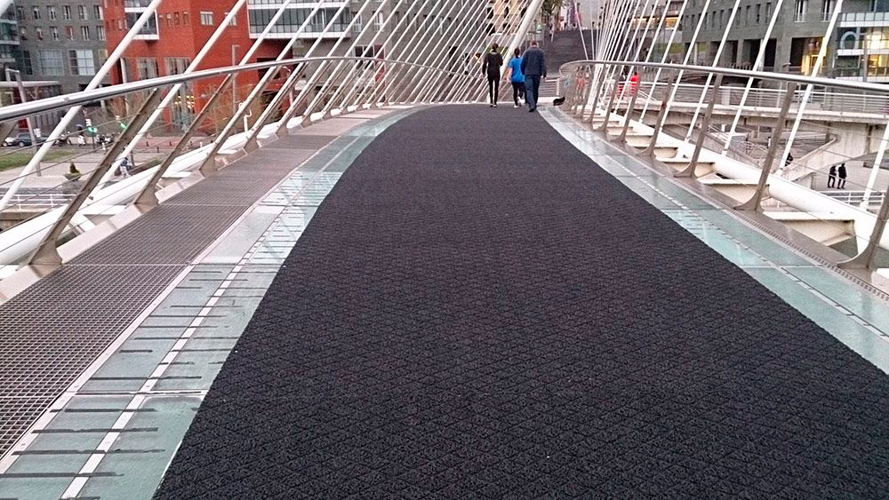 Instalacion de pavimento antideslizante en Bilbao